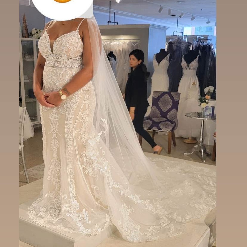 Elegant Lace Wedding Dress in Cream